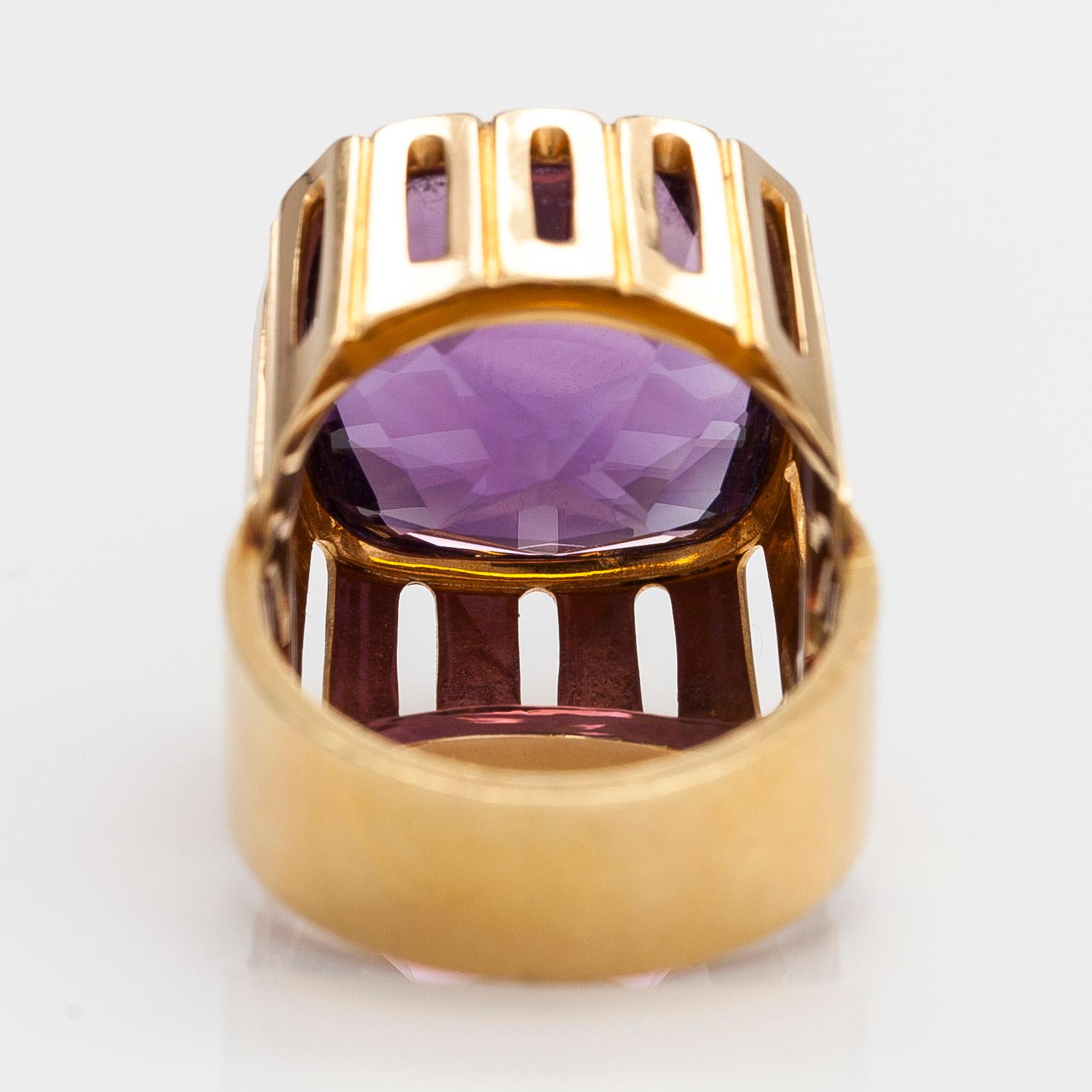 Ring, cocktailring, 18K guld med en ametist. Kultaseppäkoulu, Helsingfors 1964.