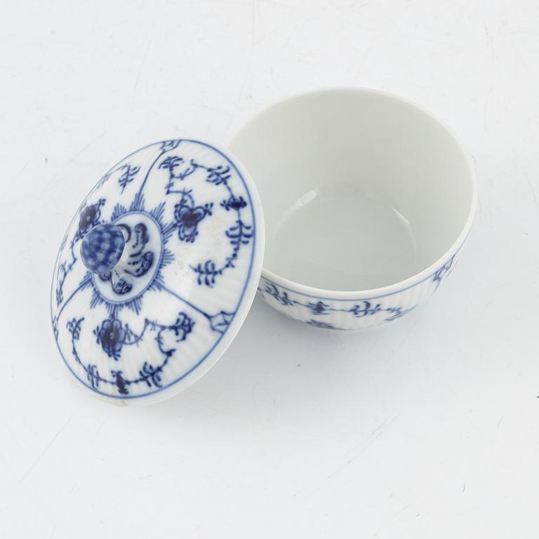 A "Musselmalet" Porcelain Tea Service, Royal Copenhagen, Denmark (16 pieces).