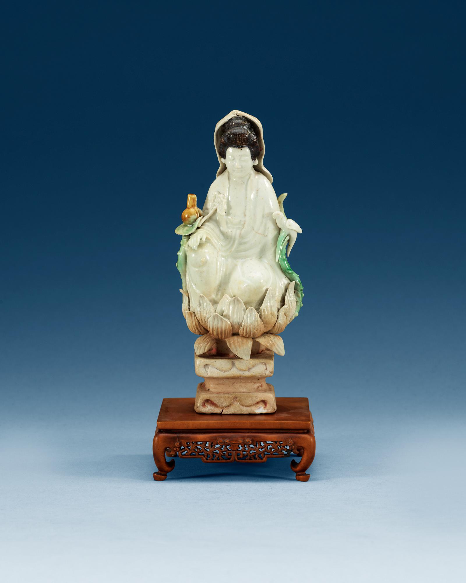 A famille verte figure of Guanyin, Qing dynasty, Kangxi (1662-1722).
