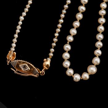 PÄRLCOLLIER, doserade orientpärlor, lås 18 k guld Pettersson Stockholm 1923.
