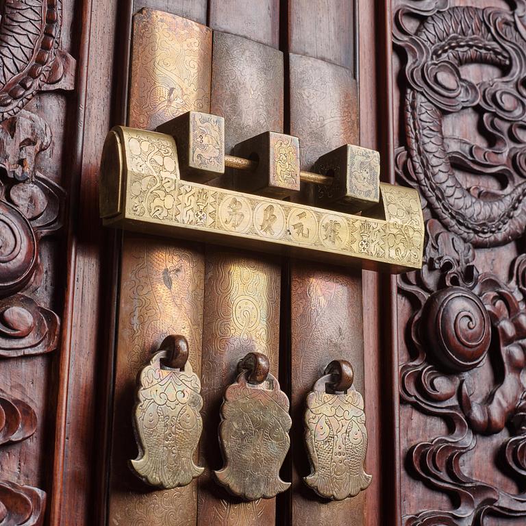 A large Imperial Hongmu compound cabinet, Qingdynasty, 19th century.