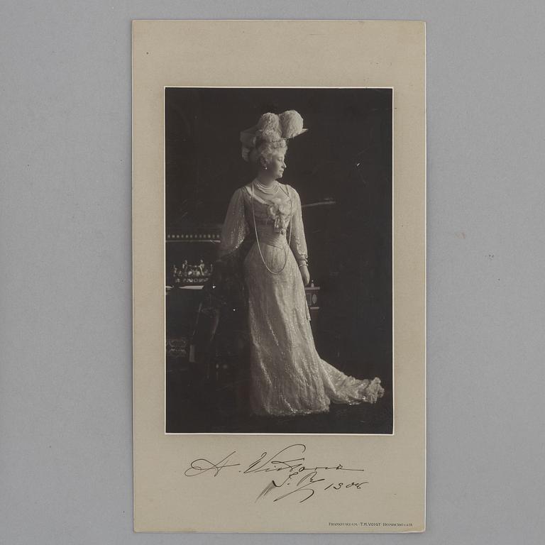Tyska kungliga fotografier, 2 egenhändigt signerade, daterade 1899 och 1908.