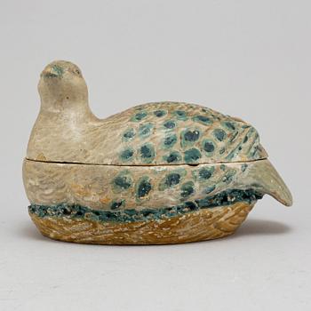 A butter ceramic hen, circa 1900.