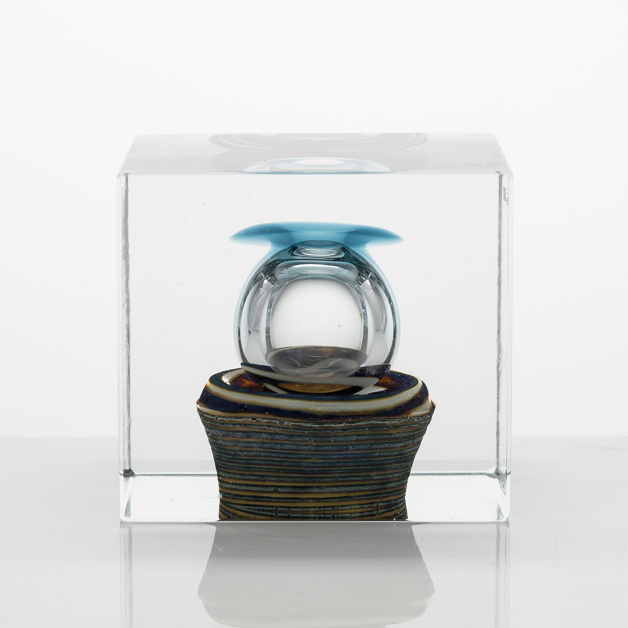 Oiva Toikka, årskub, signerad Oiva Toikka, Nuutajärvi 1982, numrerad 371/2000.