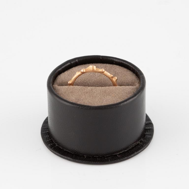Ole Lynggaard, ring, "Nature", 18K gold with brilliant-cut diamonds.