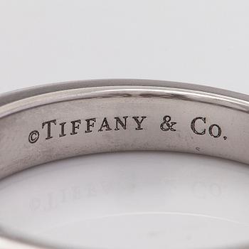 Tiffany & Co, ring, halvallians, "Tiffany Setting", platina och briljantslipade diamanter.