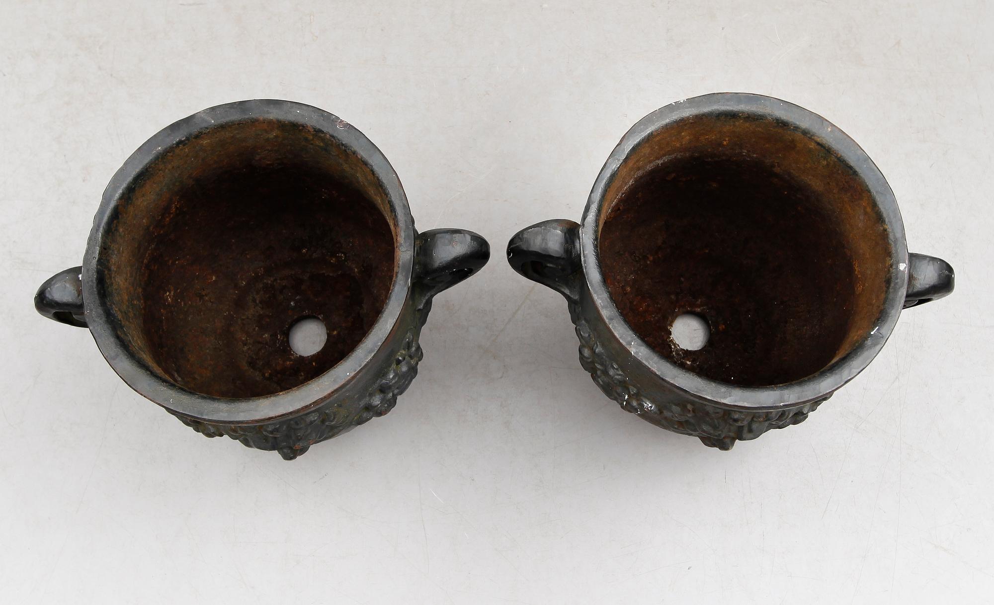 TRÄDGÅRDSURNOR, gjutjärn, empirestil, 1900-talets första hälft.