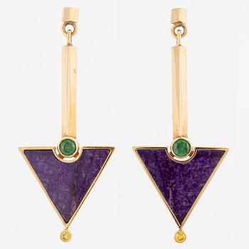 Sebastian Schildt, a pair of earrings, 18K gold with sugilite, tsavorite, and gold diamonds.