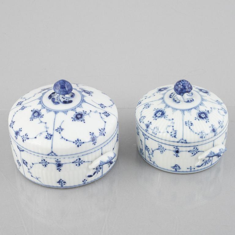 Two 'Blue Fluted Plain' / 'Musselmalet rifflet' sugar bowls with covers, Royal Copenhagen, model 400 and 410, post 1923.