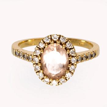 Ring 14K gold with morganite and brilliant-cut diamonds.