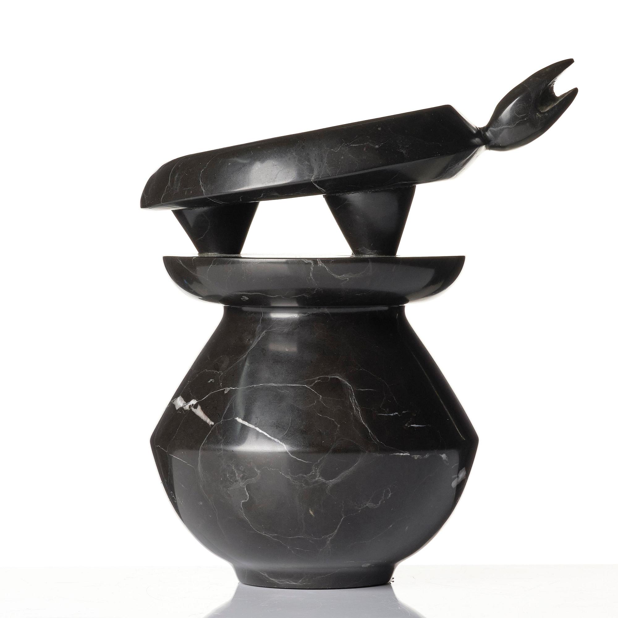 Max Ernst, "Petite torture sur socle rond".