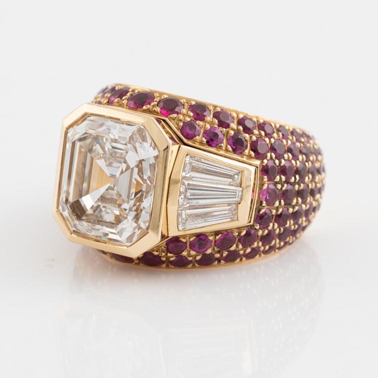 Ring med en smaragdslipad diamant 6.25 ct.