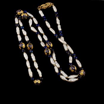 COLLIER med emaljerade guldkulor, barocka odlade pärlor samt kulor i lapis lazuli. Vikt 34 g.
