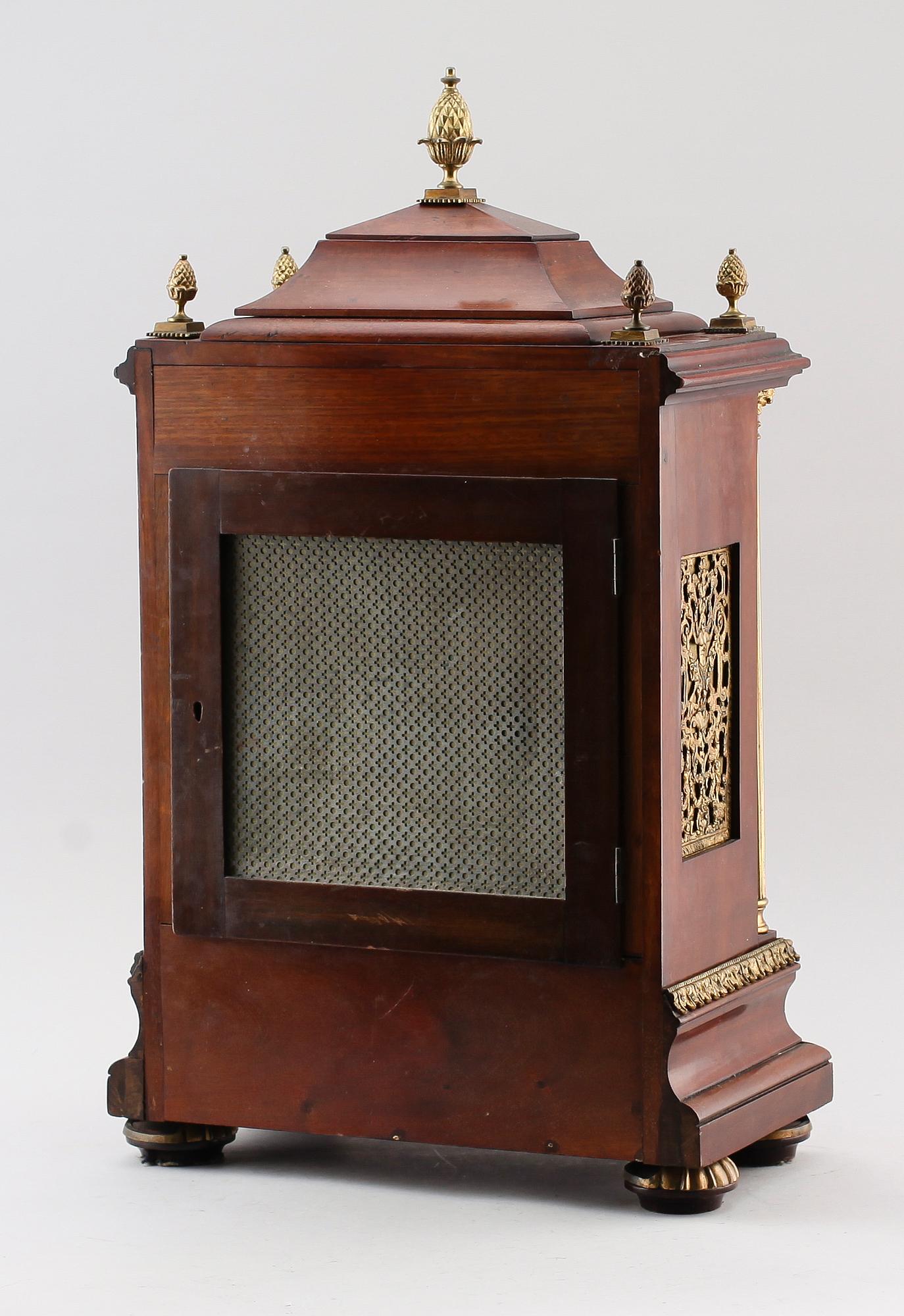 BIBLIOTEKSPENDYL, England, omkring år 1900.