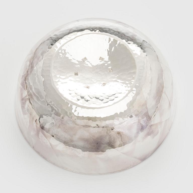 A. Tillander, skål, sterlingsilver och emalj, Åbo 2005.