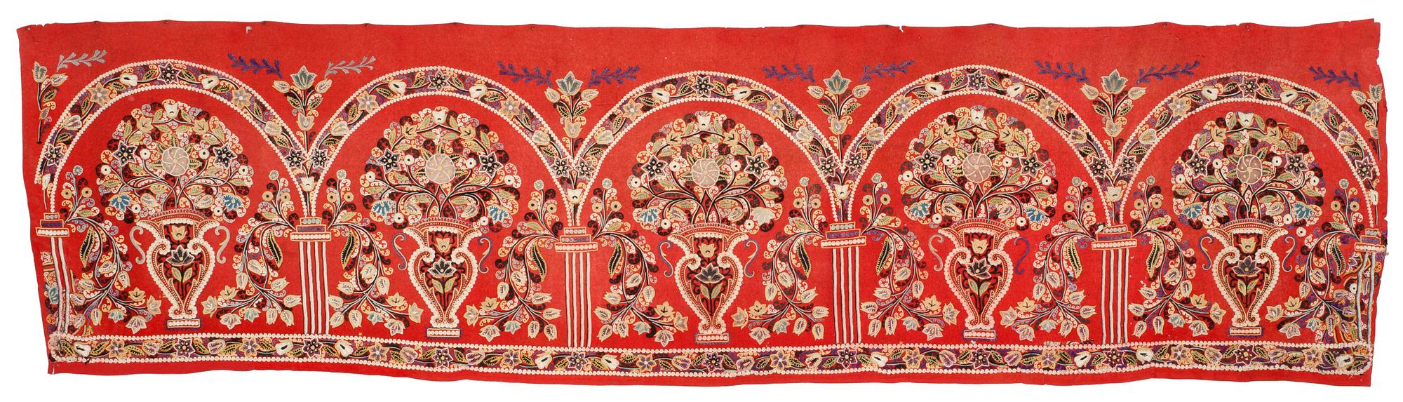 ANTIQUE RASCHT EMBROIDERY. 57 x 212,5 cm.