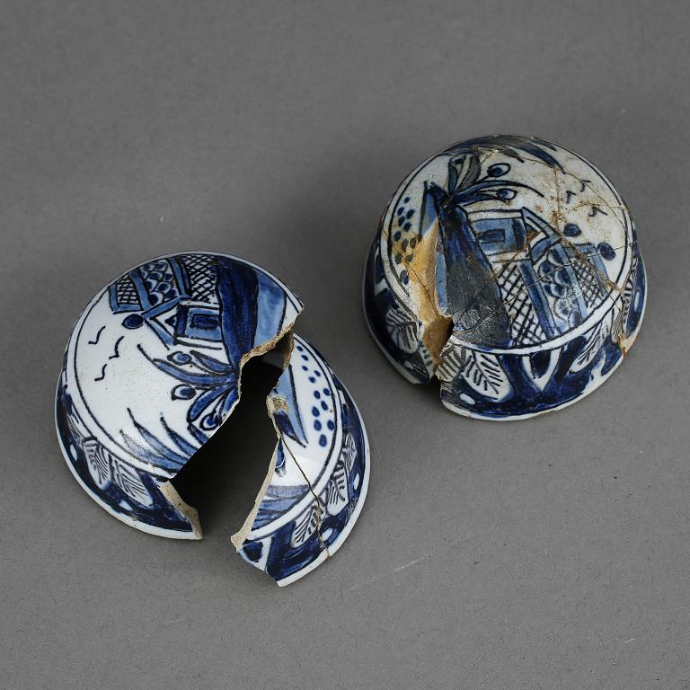 TEDOSOR, ett par, fajans, troligen Delft, 1700-tal.