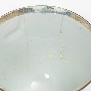 A Chinese famille rose 'dragon' jar with cover, for the Thai market, Qing dynasty, 19th century.