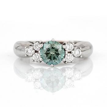 RING, med briljantslipade grönfärgad diamant ca 1,04 ct och övriga diamanter totalt ca 0,29 ct.