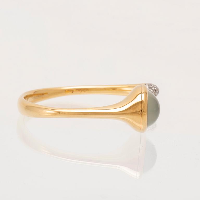 Ole Lynggaard, bracelet "Emeli" in 18K gold with a cabochon-cut moonstone and round brilliant-cut diamonds.