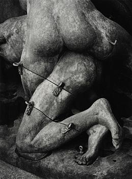 166. Christer Strömholm, "Skulpturernas kärleksakt", 1958.