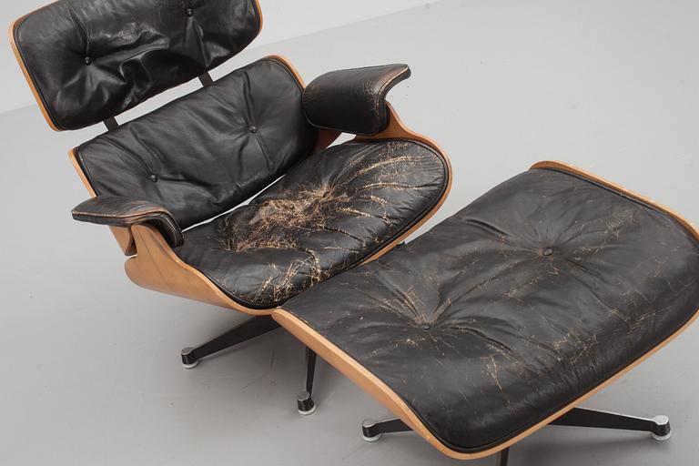 FÅTÖLJ MED FOTPALL, "Lounge chair", design Charles Eames för Hermann Miller.