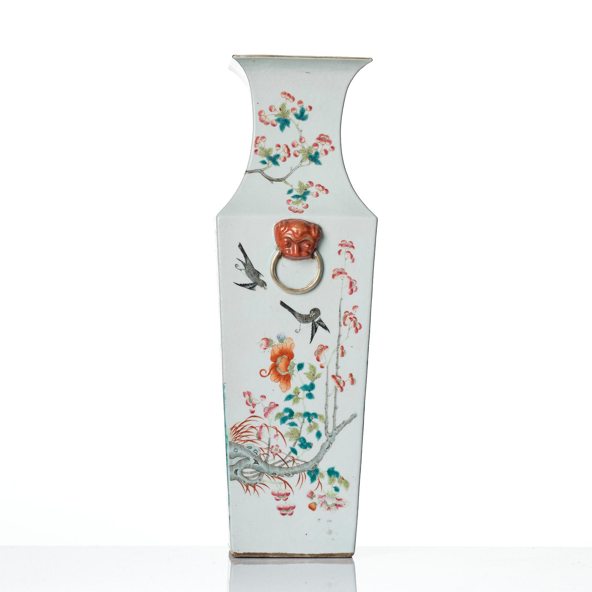 Vas, porslin. Qingdynastin, 1800-tal.
