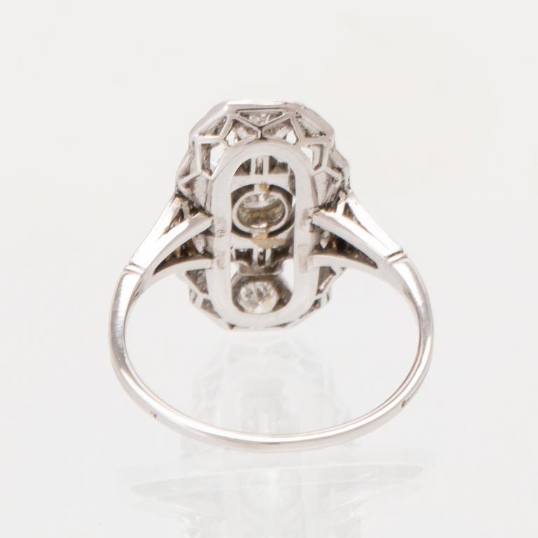 A platinum Art Deco ring set with round brilliant-cut and old-cut diamonds.