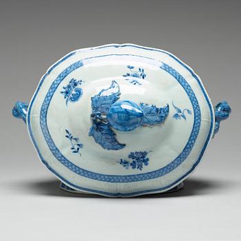 A blue and white tureen with cover, Qing dynasty, Qianlong (1736-95).