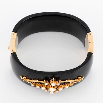 An onyx and 18K gold bracelet set with pearls.