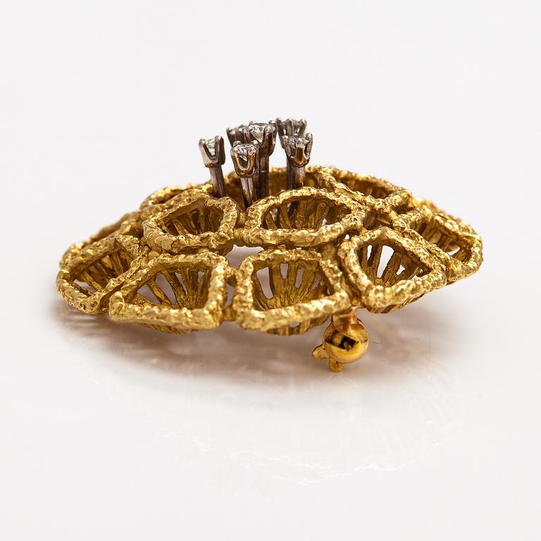 An 18Kgold brooch with diamonds ca. 0.16 ct in total.