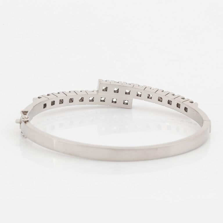 An 18K white gold bracelet set with round brilliant-cut diamonds.