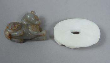 MEDALJONG samt FIGUR, jade, Kina 1800/1900-tal.
