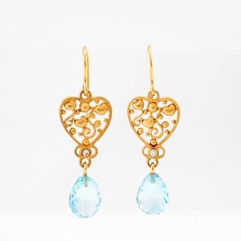 Ole Lynggaard, Earrings 18K gold with briolette-cut blue topazes and round brilliant-cut diamonds.