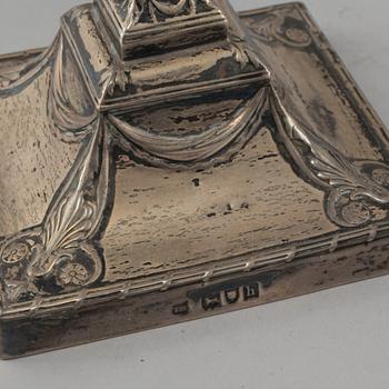 LJUSSTAKAR, ett par, silver, London, England, 1903.