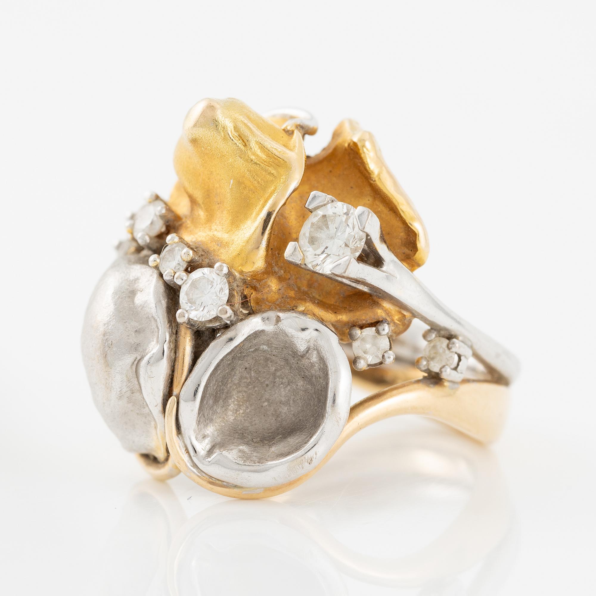 C Antonsen ring 14K guld och vitguld med runda briljantslipade diamanter.