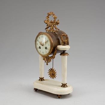 BORDSPENDYL, Louis XVI-stil, 1900-tal.