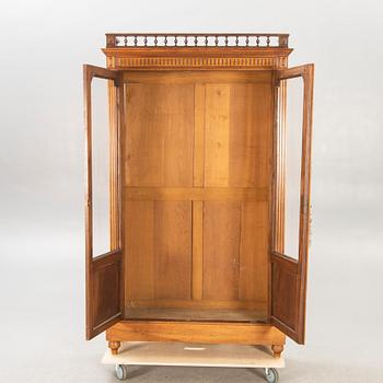 Bokskåp/vitrinskåp 1900-talets första hälft.