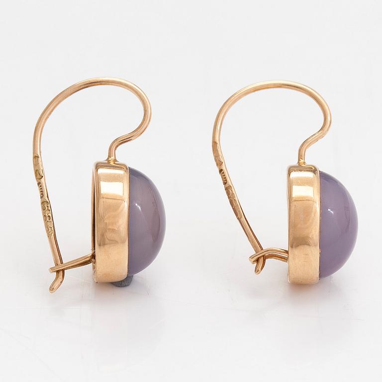 Elis Kauppi, Örhängen, 14K guld och kalcedoner. Kupittaan kulta, Åbo.