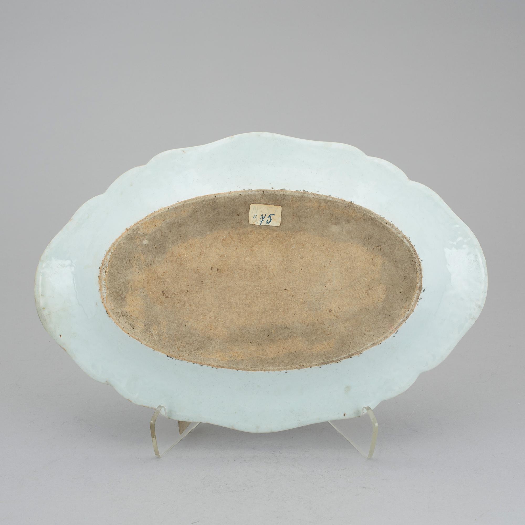 A famille rose serving dish, Qing dynasty, Qianlong (1736-95).