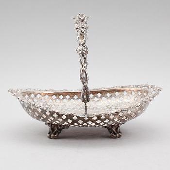 BRÖDKORG, silver, märkt Schott 13, Frankfurt, 1900-talets första hälft. Vikt ca 358 gram.