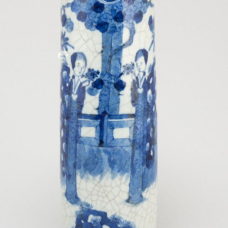 A blue and white pot and vase, Qing dynasty, late 19th century.