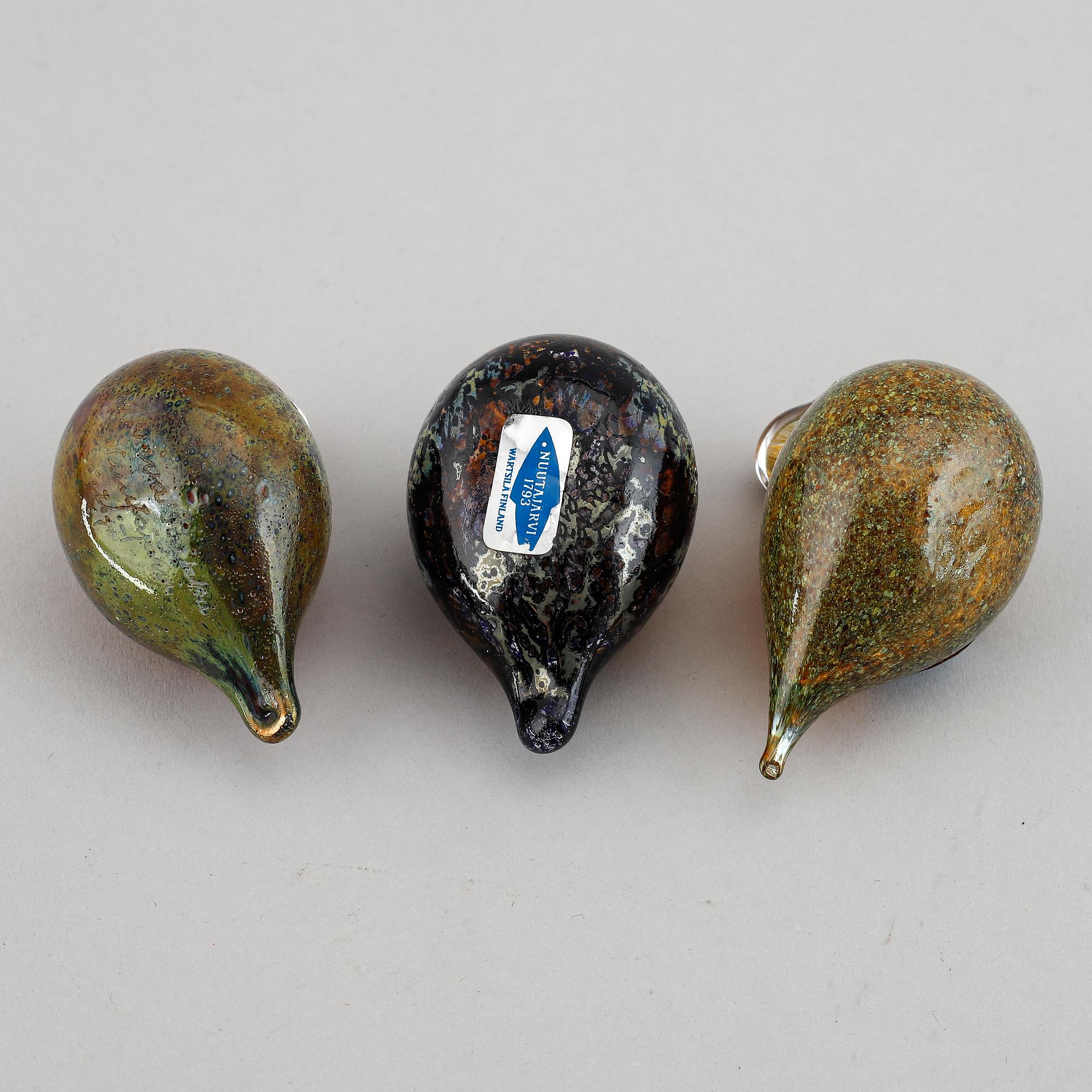 Oiva Toikka, three miniature glass birds, Nuutajärvi, Finland, signed.