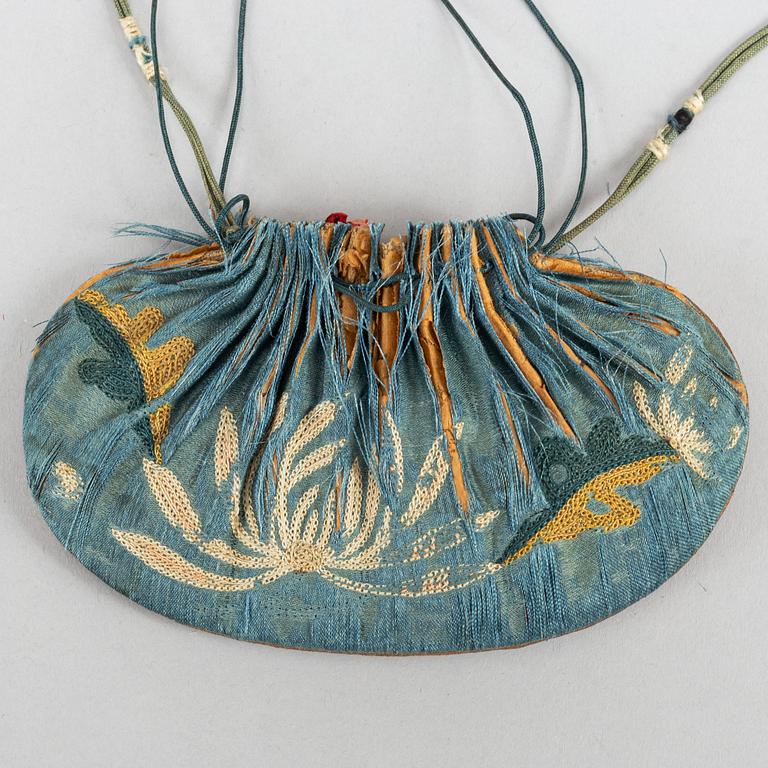 A Japanese satsuma belt buckle, Meiji period (1868-1912).