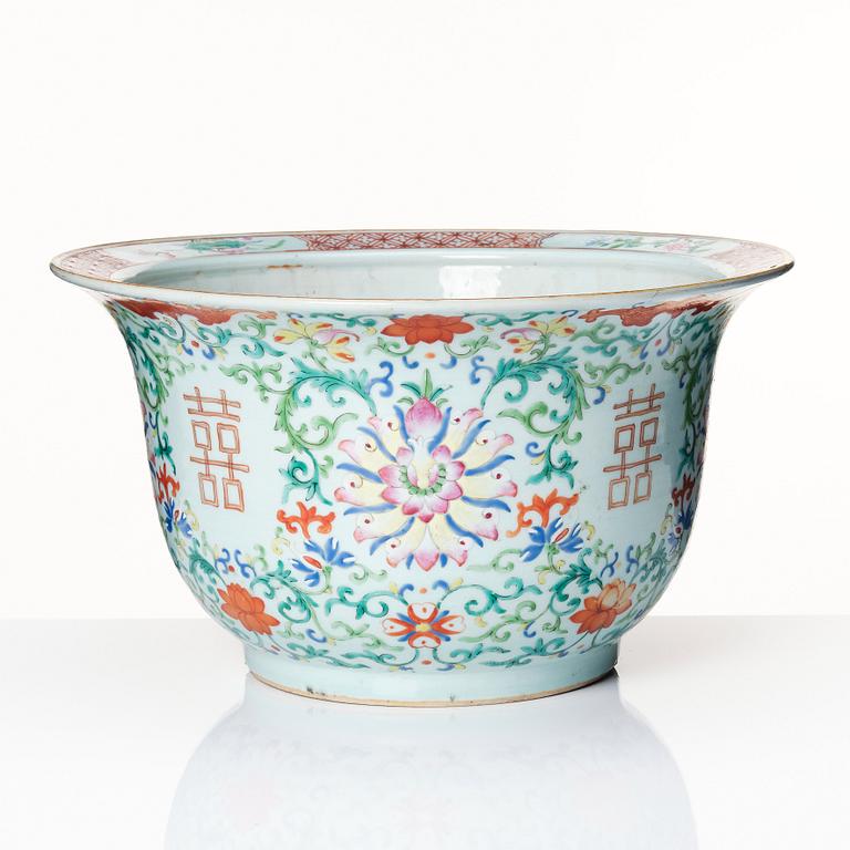 A large famille rose flower pot, late Qing dynasty, 19th Century.