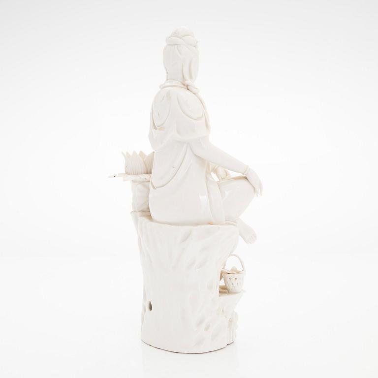 A blance de chine figure of Guanyin, Qing dynasty, 19th century.