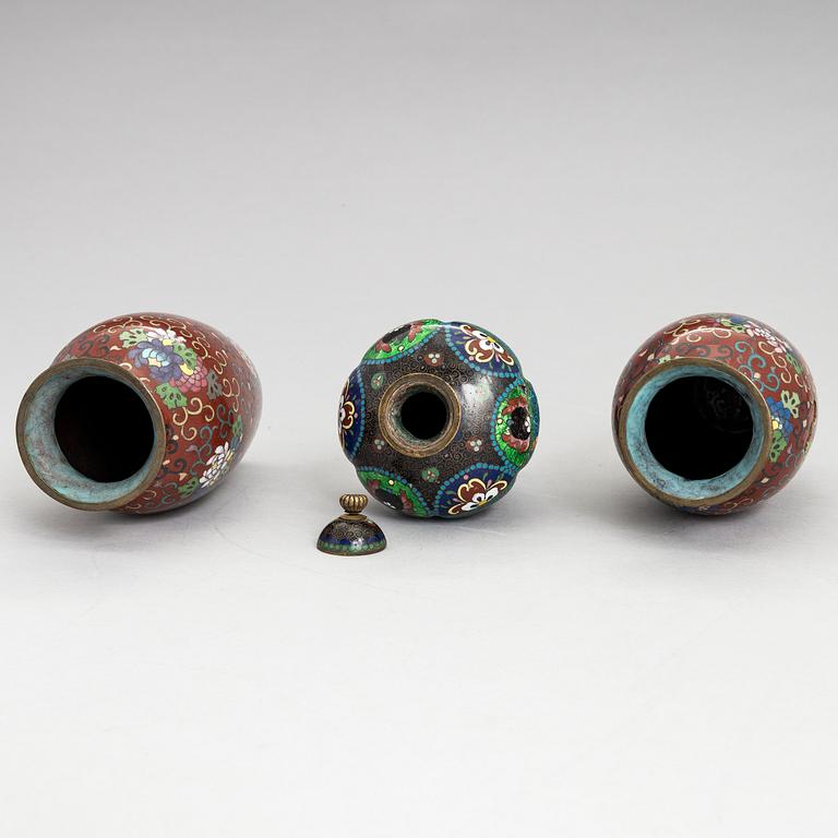 URNA och VASER, 2 st, cloissoné, Japan, tidigt 1900-tal.