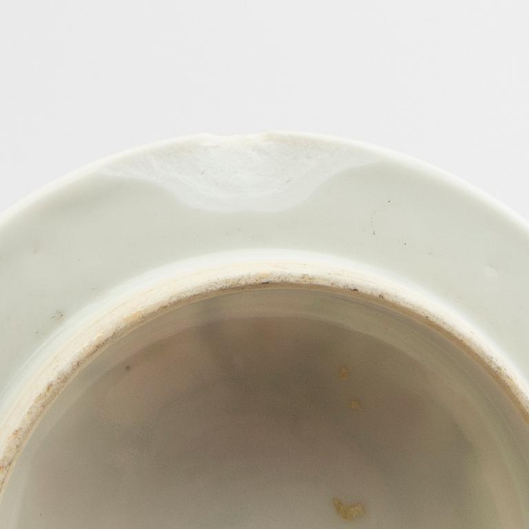 Lock urn China, 19th century porcelain.