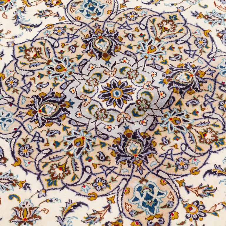 A carpet, Kashan, ca 399 x 304 cm.