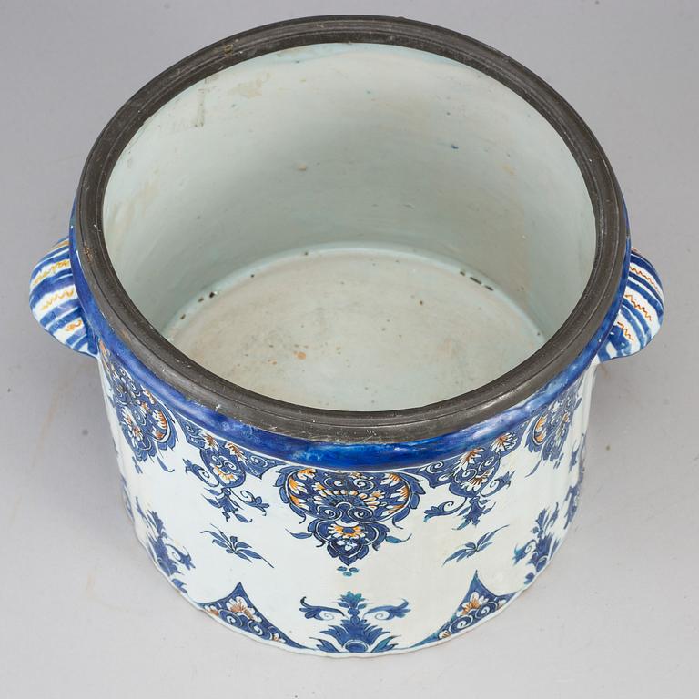 A fayence champagne cooler, 18th century.